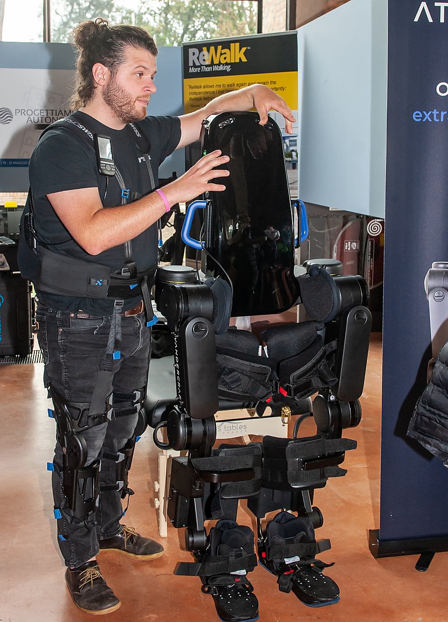 Una persona indossa un esoscheletro robotico per gli arti inferiori durante una dimostrazione al Festival della Robotica.